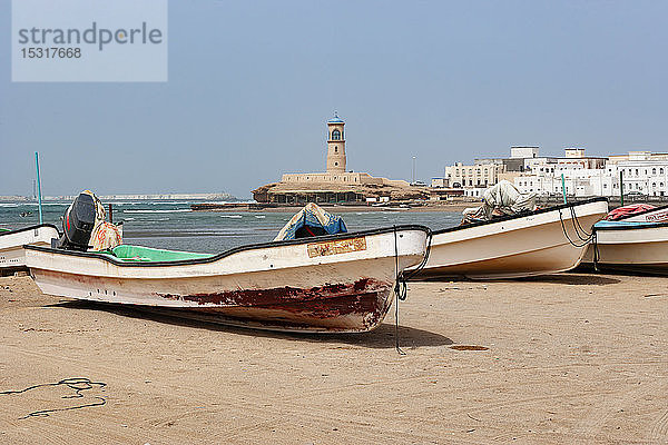 Fischerboote am Strand  im Hintergrund der Leuchtturm von Sur  Sur  Oman