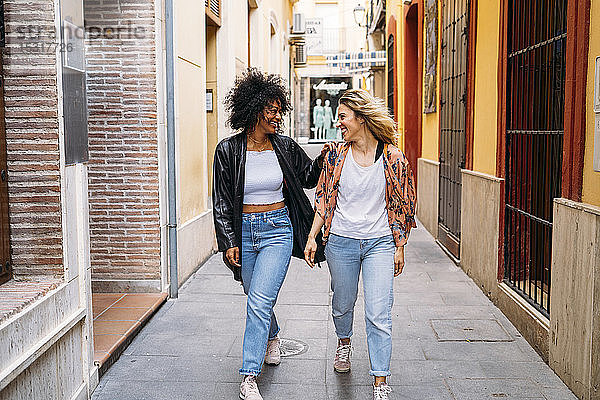Multikulturelle glückliche Frauen spazieren in der Stadt  Almeria  Spanien