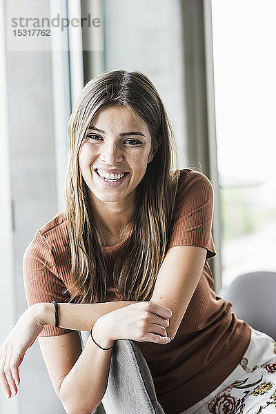 Porträt einer glücklichen jungen Geschäftsfrau im Amt