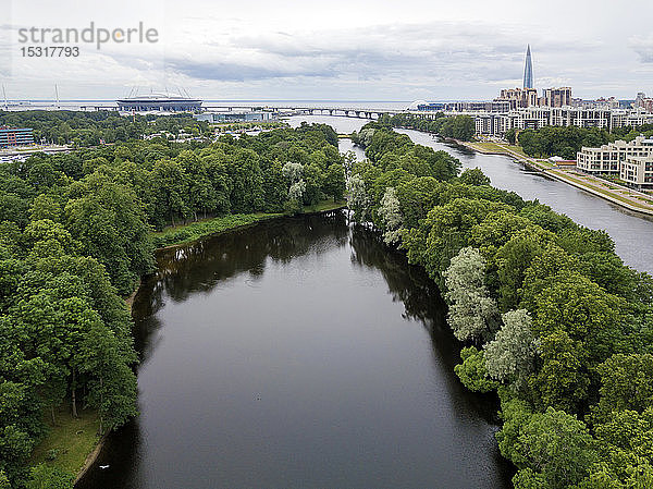 Luftaufnahme über den Großen Newka-Fluss  St. Petersburg  Russland