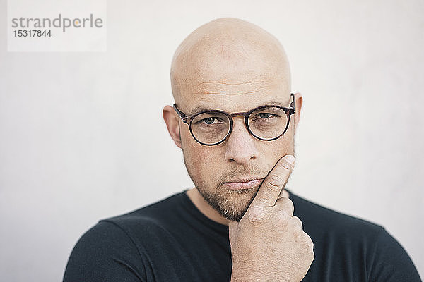 Porträt eines kahlköpfigen Brillenträgers