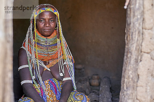 Porträt einer traditionellen Muhila-Frau  die in ihrem Haus sitzt  traditionelles Muhila-Dorf  Congolo  Angola