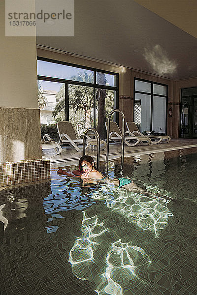 Junge Frau entspannt sich im Schwimmbad eines Spas