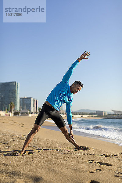Mann beim Workout am Strand