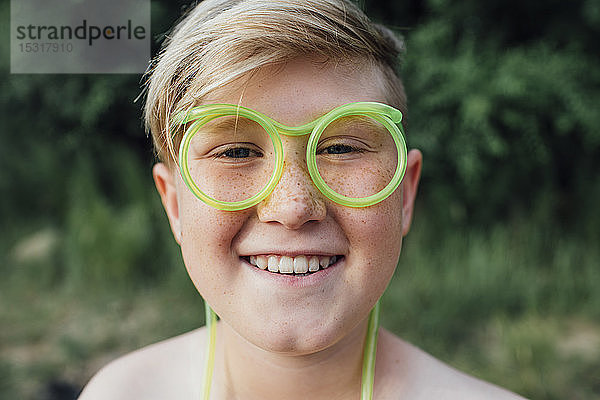 Porträt eines sommersprossigen Jungen mit lustiger Brille