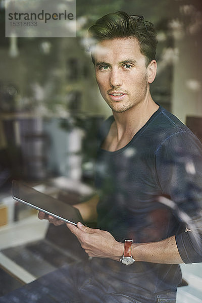 Porträt eines Mannes im Büro mit digitalem Tablett