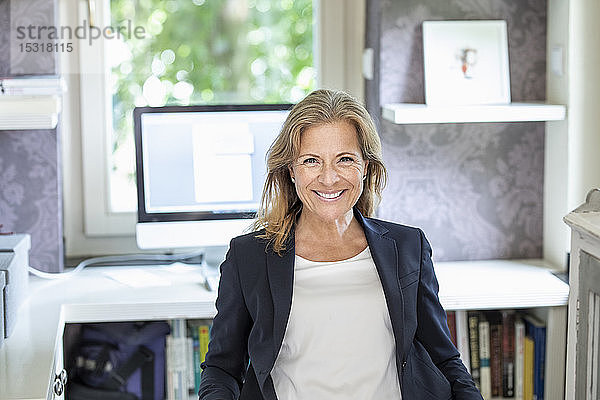 Porträt einer lächelnden reifen Geschäftsfrau im Home-Office