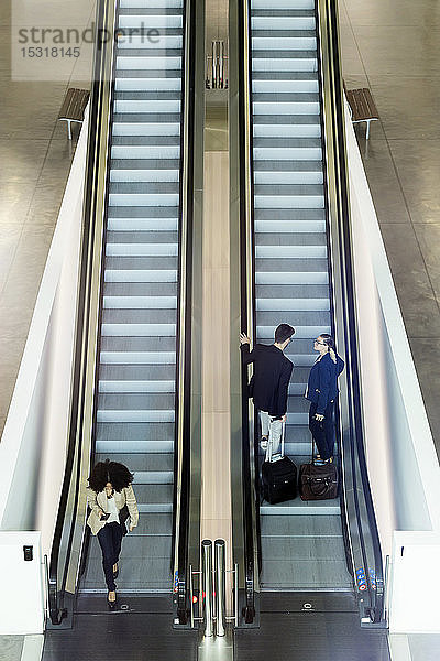 Junge Geschäftsleute auf einer Rolltreppe