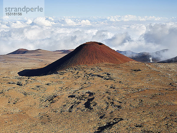Idyllischer Anblick des Vulkans Mauna Kea vor bewölktem Himmel
