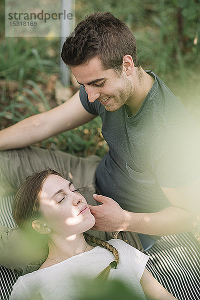 Glückliches junges Paar verbringt gemeinsam Zeit in den Weinbergen