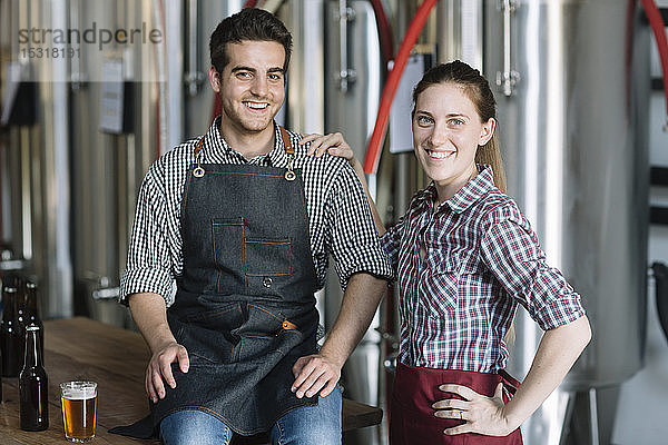 Porträt glücklicher Jungunternehmer in einer Brauerei