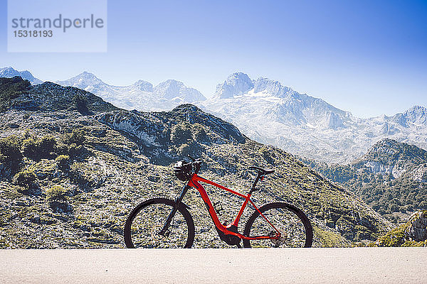 Ein All-Terrain-Fahrrad neben den Bergen in Lagos de Covadonga  Asturien  Spanien