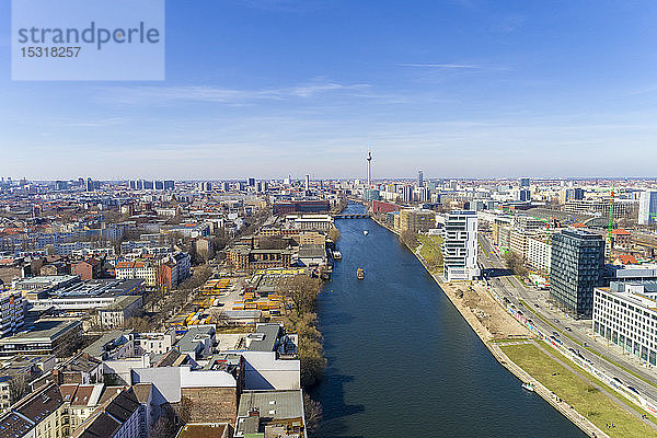 Hochwinkelansicht eines Flusses inmitten von Gebäuden in Berlin gegen den Himmel