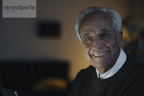 Porträt eines lächelnden älteren Mannes zu Hause