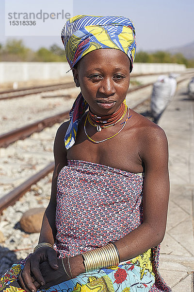 Ndengelengo Frau am Bahnhof  Garganta  Angola.