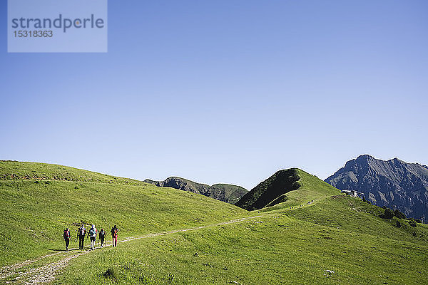 Gruppe von Wanderern in den Bergen  Orobie-Gebirge  Lecco  Italien