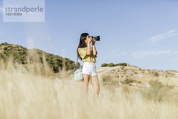 Junge Frau beim Fotografieren in abgelegener Landschaft  Granada  Spanien