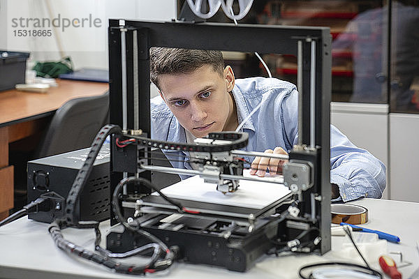 Student richtet 3D-Drucker ein