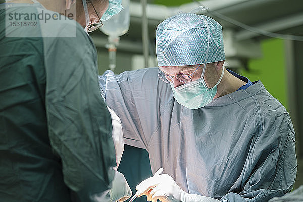 Chirurg während der Operation