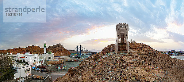 Turm und Moschee  Sur  Oman