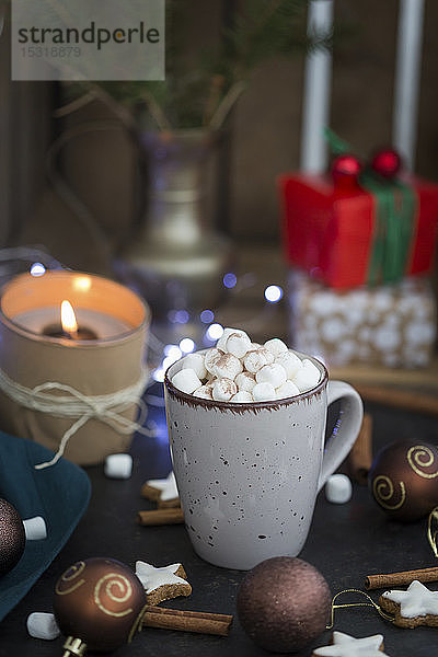 Tasse heiße Schokolade mit Marshmellows zur Weihnachtszeit