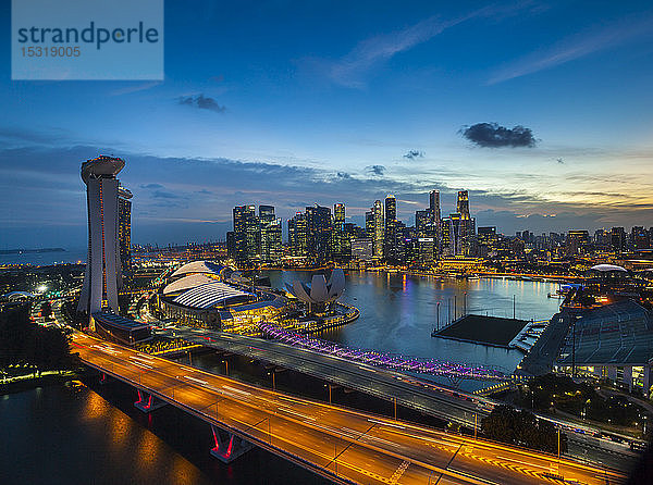 Skyline des Financial District und Marina Bay bei Sonnenuntergang  Singapur