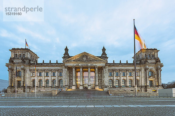Reichstagsgebäude in der Abenddämmerung  Berlin  Deutschland