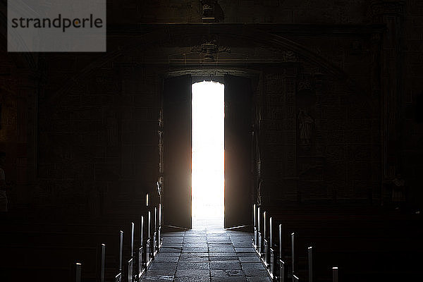 Offene Tür in einer Kirche in Pontevedra  Galizien  Spanien