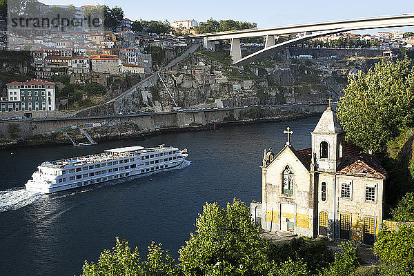 Blick von Gaia zum Douro-Fluss mit Kreuzfahrtschiff  Porto  Portugal