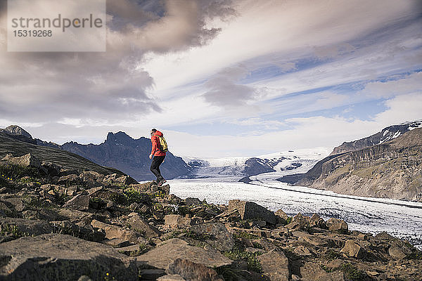 Wandern eines erwachsenen Mannes im Skaftafell-Nationalpark am Vatnajokull-Gletscher  Island