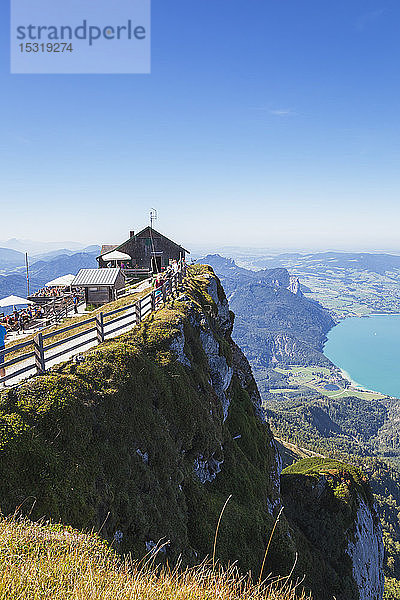 Touristen bei Himmelspforte Schafberg auf Berggipfel mit See an sonnigem Tag