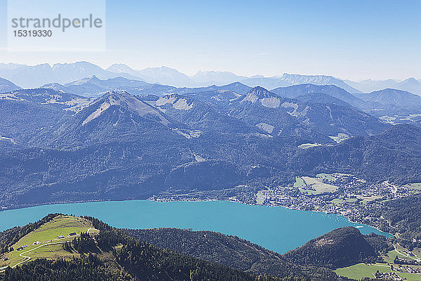 Blick auf den Wolfgangsee bei St. Gilgen und europäische Alpen vor blauem Himmel