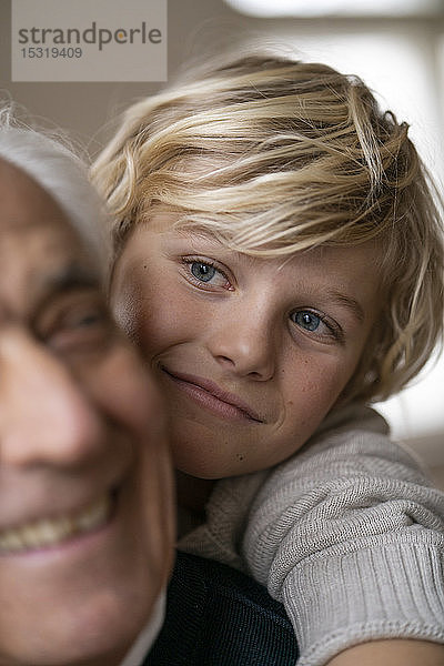 Nahaufnahme eines glücklichen Enkels  der seinen Großvater umarmt