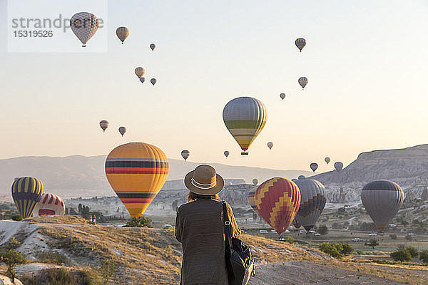 Junge Frau und Heißluftballons  Goreme  Kappadokien  Türkei