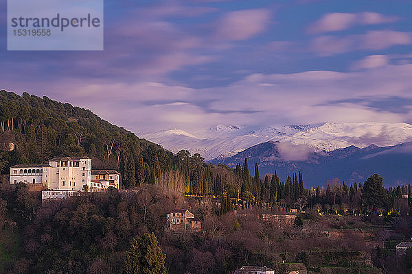 Blick auf die Alhambra mit der Sierra Nevada im Hintergrund bei Sonnenuntergang  Granada  Spanien