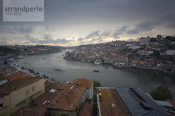 Blick über Porto und den Fluss Douro in der Abenddämmerung  Portugal