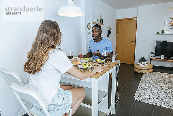 Ehepaar beim Essen im Wohnzimmer