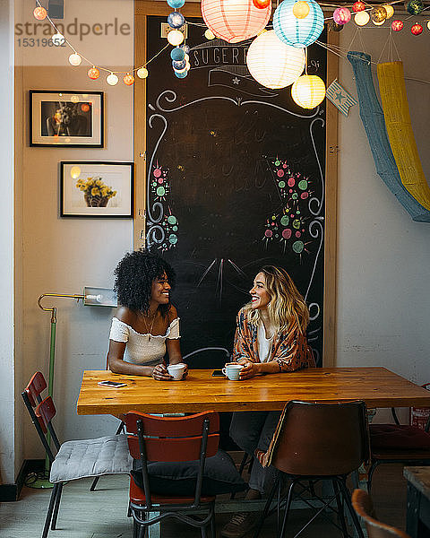 Multikulturelle Frauen unterhalten sich in einem Cafe