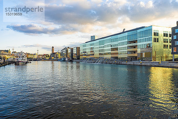Universität Malmö am Hafen gegen den Himmel in der Stadt