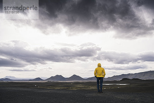 Reifer Mann im isländischen Hochland stehend