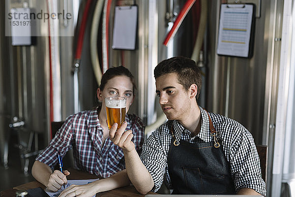 Jungunternehmer  die in einer Brauerei arbeiten und Bier testen