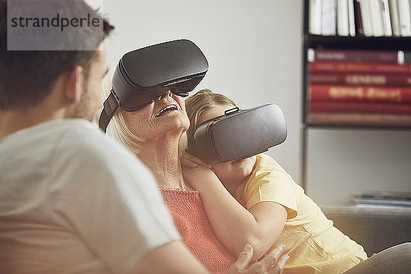Großmutter mit VR-Brille bei ihren Enkeln