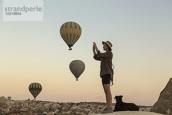 Junge Frau und Heißluftballons  Goreme  Kappadokien  Türkei