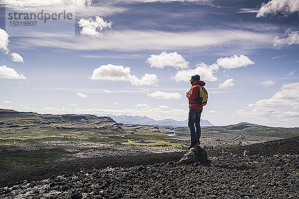 Wanderer in Vesturland  Island  stehend und Landschaft betrachtend