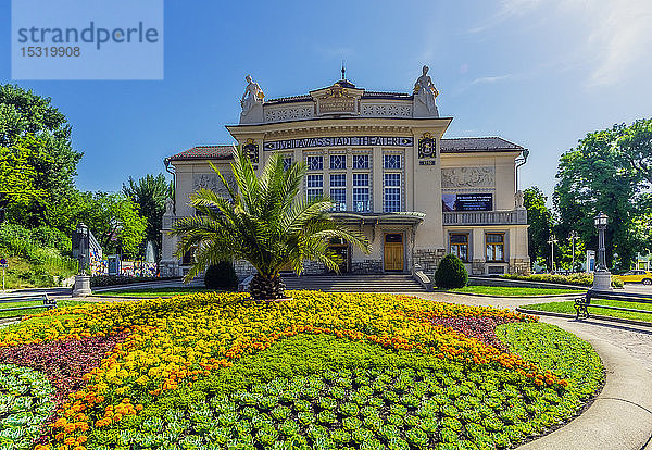 Österreich  Kärnten  Klagenfurt  Stadttheater Klagenfurt mit Blumenbeet im Vordergrund