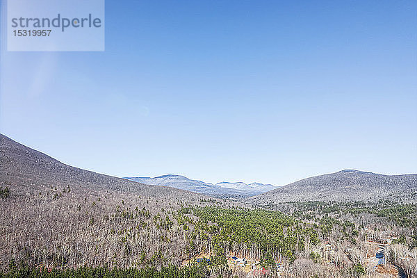 Luftaufnahme der Catskill Mountains vor blauem Himmel