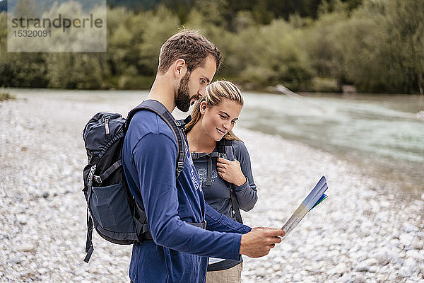 Junges Paar auf einer Wanderung beim Kartenlesen  Vorderriss  Bayern  Deutschland