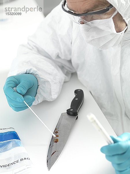 Gerichtsmedizinerin nimmt DNA-Beweise aus einem blutverschmierten Messer
