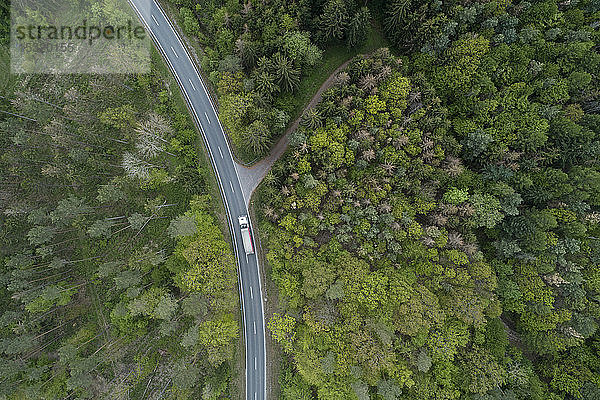 Luftaufnahme einer ländlichen Waldstraße  Franken  Bayern  Deutschland