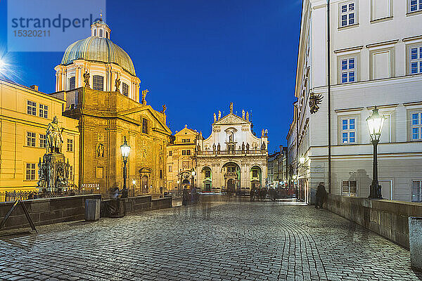Blick auf die St.-Salvatorkirche  St.-Franziskus-Kirche und Karlsbrückenmuseum  Prag  Tschechische Republik